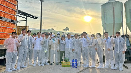지난 19일 정호석(가운데) 하림 대표이사가 전북특별자치도 부안군에 위치한 권원자 농장을 방문해 협력업체 상차반 직원들을 격려하고 있다. 하림 제공